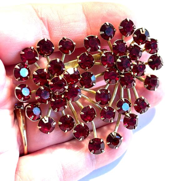 Red rhinestones brooch gold metal setting double starburst vintage mid century - Picture 8 of 8